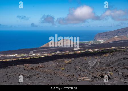 Vue sur la lave noire et refroidie de l’éruption du nouveau volcan Tajogaite sur la Palma, formé en 2021 Banque D'Images