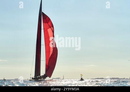 Barcelone, Espagne. 10 octobre 2024. AGENCE PHOTO PPL - COPYRIGHT RÉSERVÉ Coupe de l'America 2024 - Barcelone, Espagne course de classe J : Journée des courses pour les reines de la mer : Downwind avec gennaker SVEA JS-1 au coucher du soleil heure d'or CRÉDIT PHOTO : © Alexander Panzeri/PPL crédit : PPL Limited/Alamy Live News Banque D'Images