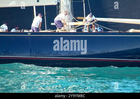 Barcelone, Espagne. 10 octobre 2024. AGENCE PHOTO PPL - COPYRIGHT RÉSERVÉ 2024 America's Cup - Barcelone, Espagne J-Class Race : Journée des courses pour les reines de la mer : Downwind avec gennaker a besoin d'outils supplémentaires CRÉDIT PHOTO : © Alexander Panzeri/PPL crédit : PPL Limited/Alamy Live News Banque D'Images