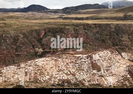 Vallée sacrée, Cusco, Pérou. Marais salants en terrasses également connus sous le nom de ' Salinas de Maras', dans les Andes Banque D'Images