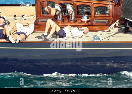 Barcelone, Espagne. 10 octobre 2024. AGENCE PHOTO PPL - COPYRIGHT RÉSERVÉ 2024 America's Cup - Barcelone, Espagne J-Class Race : Journée des courses pour les reines de la mer : Velsheda K-7 : invité et équipage se détendre un peu pendant que la reine va à la marque CRÉDIT PHOTO : © Alexander Panzeri/PPL crédit : PPL Limited/Alamy Live News Banque D'Images