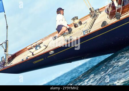 Barcelone, Espagne. 10 octobre 2024. AGENCE PHOTO PPL - COPYRIGHT RÉSERVÉ 2024 America's Cup - Barcelone, Espagne J-Class Race : Journée des courses pour les reines de la mer : Velsheda K-7 : invité et équipage se détendre un peu pendant que la reine va à la marque CRÉDIT PHOTO : © Alexander Panzeri/PPL crédit : PPL Limited/Alamy Live News Banque D'Images