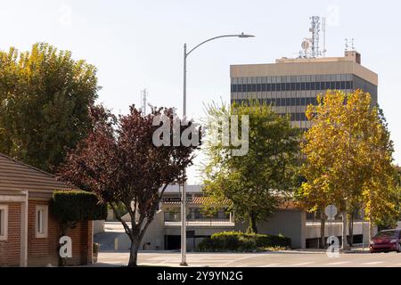 Bakersfield, Californie, États-Unis - 24 novembre 2023 : le soleil de l'après-midi brille sur le noyau urbain historique du centre-ville de Bakersfield. Banque D'Images