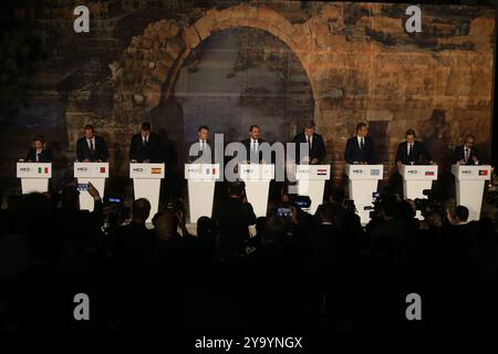 Paphos, Chypre. 11 octobre 2024. Les dirigeants du Sommet Med9 assistent à une conférence de presse à Paphos, Chypre, le 11 octobre 2024. Les dirigeants des neuf pays méditerranéens de l'Union européenne (UE), connus sous le nom de Med9, ont appelé à un cessez-le-feu immédiat au moyen-Orient et ont appelé à la reprise des efforts diplomatiques pour résoudre les conflits en cours dans la région lors de leur sommet de vendredi. Crédit : George Christophorou/Xinhua/Alamy Live News Banque D'Images