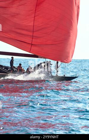 Barcelone, Espagne. 10 octobre 2024. AGENCE PHOTO PPL - COPYRIGHT RÉSERVÉ 2024 America's Cup - Barcelone, Espagne J-Class Race : jour des courses pour les reines de la mer : SVEA JS-1 : être mouillé pour l'équipage de la proue est la normalité et vous devez être courageux CRÉDIT PHOTO : © Alexander Panzeri/PPL crédit : PPL Limited/Alamy Live News Banque D'Images