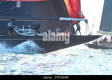 Barcelone, Espagne. 10 octobre 2024. AGENCE PHOTO PPL - COPYRIGHT RÉSERVÉ 2024 America's Cup - Barcelone, Espagne J-Class Race : Journée des courses pour les reines de la mer : SVEA JS-1 : le groupe proue a toujours quelque chose à faire pour être prêt PHOTO CRÉDIT : © Alexander Panzeri/PPL crédit : PPL Limited/Alamy Live News Banque D'Images