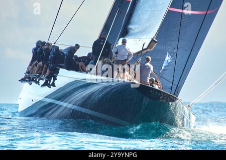 Barcelone, Espagne. 10 octobre 2024. AGENCE PHOTO PPL - COPYRIGHT RÉSERVÉ 2024 America's Cup - Barcelone, Espagne J-Class Race : Journée des courses pour les reines de la mer : SVEA JS-1 : Quelqu'un a besoin de relire le livre des règles , c'est élégant mais hors des règles... CRÉDIT PHOTO : © Alexander Panzeri/PPL crédit : PPL Limited/Alamy Live News Banque D'Images