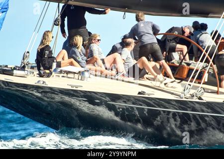 Barcelone, Espagne. 10 octobre 2024. AGENCE PHOTO PPL - COPYRIGHT RÉSERVÉ 2024 America's Cup - Barcelone, Espagne J-Class Race : Journée des courses pour les reines de la mer : SVEA JS-1 : une reine amène ses princesses autour de la mer. CRÉDIT PHOTO : © Alexander Panzeri/PPL crédit : PPL Limited/Alamy Live News Banque D'Images