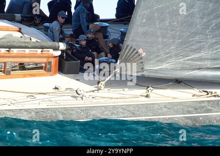 Barcelone, Espagne. 10 octobre 2024. AGENCE PHOTO PPL - COPYRIGHT RÉSERVÉ 2024 America's Cup - Barcelone, Espagne J-Class Race : Journée des courses pour les reines de la mer : SVEA JS-1 : chaque petit coin est un bon endroit pour se reposer sur le bateau PHOTO CRÉDIT : © Alexander Panzeri/PPL crédit : PPL Limited/Alamy Live News Banque D'Images