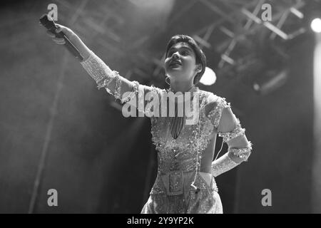 Madrid, Espagne. 03 janvier 2022. La chanteuse Aye Alfonso se produit lors du concert Hispanic Heritage à la Puerta del sol à Madrid 11 octobre 2024 Espagne crédit : Sipa USA/Alamy Live News Banque D'Images