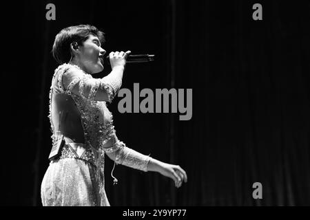 Madrid, Espagne. 03 janvier 2022. La chanteuse Aye Alfonso se produit lors du concert Hispanic Heritage à la Puerta del sol à Madrid 11 octobre 2024 Espagne crédit : Sipa USA/Alamy Live News Banque D'Images