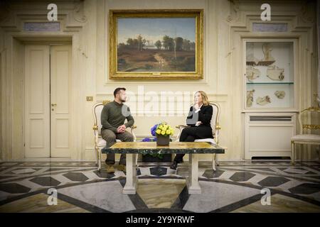 Rome, Italie. 10 octobre 2024. Le président ukrainien Volodymyr Zelenskyy, à gauche, lors d'une rencontre bilatérale avec le premier ministre italien Giorgia Meloni, à droite, à Villa Doria Pamphili, le 10 octobre 2024 à Rome, Italie. Crédit : Présidence ukrainienne/Bureau de presse présidentiel ukrainien/Alamy Live News Banque D'Images