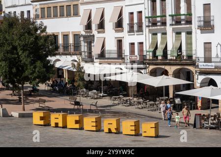 Cáceres, Espagne - 10 septembre 2024 : des lettres concrètes forment le mot CACERES sur la Plaza Mayor de cette ville en Estrémadure, Espagne. Banque D'Images