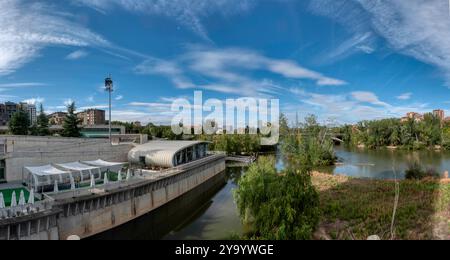 Valladolid, Espagne - 11 septembre 2024 : paysage avec la rivière Pisuerga qui traverse Valladolid en Castille-et-León, Espagne. Banque D'Images