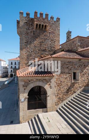 Portal del Yeso (Portail en plâtre) et Torre de Bujaco (BujacoTower), situé sur la Plaza Mayor (place principale) de Cáceres, Estrémadure, Espagne, à l'en Banque D'Images