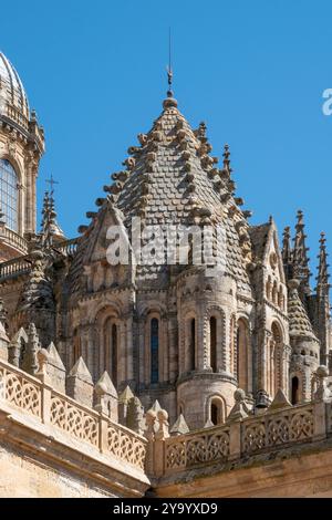 Salamanque, Espagne - 14 septembre 2024 : celle connue sous le nom de Torre del Gallo, (Tour du coq), fait partie de l'architecture de la cathédrale de Salamanque. Banque D'Images