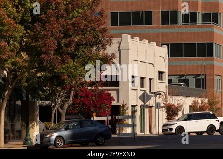 Bakersfield, Californie, États-Unis - 24 novembre 2023 : le soleil de l'après-midi brille sur le noyau urbain historique du centre-ville de Bakersfield. Banque D'Images