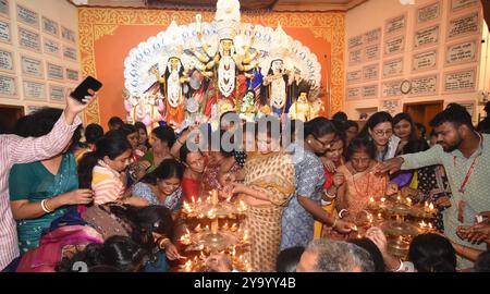 Patna, Inde. 11 octobre 2024. PATNA, INDE - 11 OCTOBRE : des dévots allumant une lampe sainte sur le devant de la déesse Durga pendant 'Sandhi Puja' au Bangali Akhara à l'occasion de 'Maha Asthami' le 11 octobre 2024 à Patna, Inde. (Photo de Santosh Kumar/Hindustan Times/Sipa USA) crédit : Sipa USA/Alamy Live News Banque D'Images