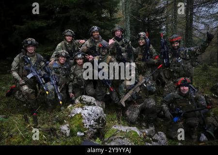 Des soldats américains du 2e bataillon, 2e régiment d'infanterie, 3e brigade de combat de la 10e division de montagne, posent pour une photo avec des soldats slovènes du 132e régiment d'infanterie de montagne, après avoir terminé l'exercice sur le terrain pendant Triglav Star 24, près de Stol Mountain, Slovénie, 10 octobre 2024. Cette opération a été menée en partenariat avec nos pays alliés de l'OTAN afin d'accroître encore nos compétences en alpinisme conjoint et de continuer à renforcer notre interopérabilité. (Photo de l'armée américaine par le sergent Samuel Bonney) Banque D'Images