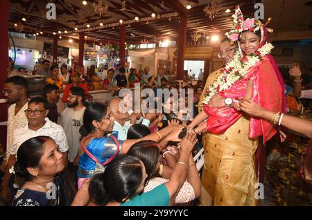 Patna, Inde. 11 octobre 2024. PATNA, INDE - 11 OCTOBRE : une fille habillée en déesse Durga est adorée pendant le rituel Kumari Puja dans le cadre du festival Durga Puja au Bengali Akhara le 11 octobre 2024 à Patna, Inde. (Photo de Santosh Kumar/Hindustan Times/Sipa USA) crédit : Sipa USA/Alamy Live News Banque D'Images