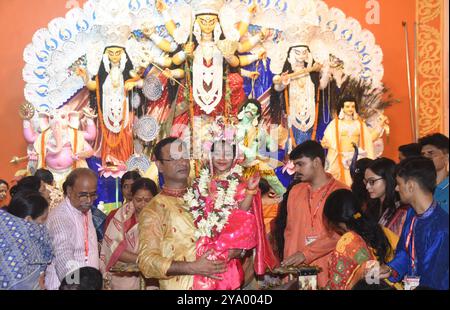 Patna, Inde. 11 octobre 2024. PATNA, INDE - 11 OCTOBRE : une fille habillée en déesse Durga est adorée pendant le rituel Kumari Puja dans le cadre du festival Durga Puja au Bengali Akhara le 11 octobre 2024 à Patna, Inde. (Photo de Santosh Kumar/Hindustan Times/Sipa USA) crédit : Sipa USA/Alamy Live News Banque D'Images