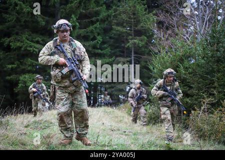 Soldats américains affectés au 2e bataillon, 2e régiment d'infanterie, équipe de combat de la 3e brigade, 10e division de montagne, patrouillant Stol Mountain, Slovénie pendant Triglav Star 24, Oct. 8, 2024. Cet exercice faisait partie du Triglav Star 24, un exercice d’entraînement où les pays partenaires de l’OTAN se réunissent pour construire l’interopérabilité et la cohésion avec la guerre d’alpinisme pour gagner les guerres de notre nation. (Photo de l'armée américaine par le sergent Samuel Bonney) Banque D'Images