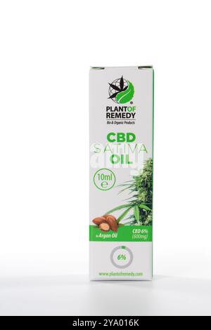 Boîte d'huile CBD Sativa de la marque Plant of Remedy isolée sur blanc Banque D'Images