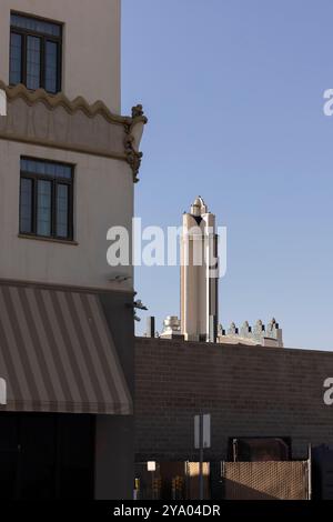 Bakersfield, Californie, États-Unis - 24 novembre 2023 : le soleil de l'après-midi brille sur le noyau urbain historique du centre-ville de Bakersfield. Banque D'Images