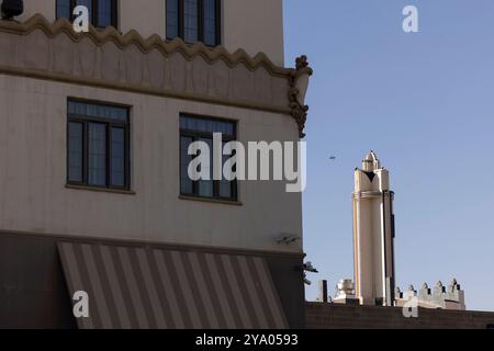 Bakersfield, Californie, États-Unis - 24 novembre 2023 : le soleil de l'après-midi brille sur le noyau urbain historique du centre-ville de Bakersfield. Banque D'Images