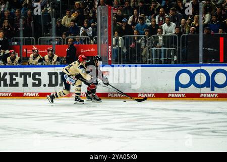 11.10.2024, DEL, Ligue allemande de hockey sur glace saison 2024/25, 8. Journée : les requins de Cologne contre les ailes sauvages de Schwenninger photo : Jordan Murray (4, Schwenningen) et Louis Marc Aubry (15, Cologne) en duel Banque D'Images