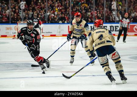 11.10.2024, DEL, Ligue allemande de hockey sur glace saison 2024/25, 8. Journée : les requins de Cologne contre Schwenninger Wild Wings photo : Jordan Murray (4, Schwenningen), Alexander Karachun (47, Schwenningen) et Adam Almquist (53, Cologne) Banque D'Images