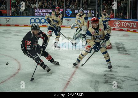 11.10.2024, DEL, Ligue allemande de hockey sur glace saison 2024/25, 8. Journée : les requins de Cologne contre Schwenninger Wild Wings photo : Alexandre Grenier (82, Cologne) et Kyle Platzer (88, Schwenningen) en duel pour la rondelle Banque D'Images