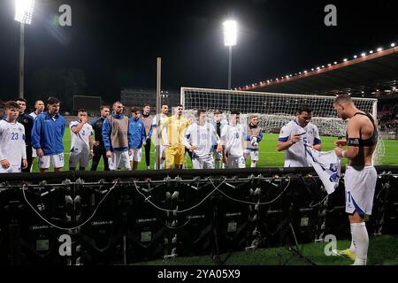 Zenica, Bosnie-Herzégovine. 12 octobre 2024. 12.10.2024, Bilino Polje, Zenica, BiH, UEFA Nations League, Bosnie-Herzégovine vs Allemagne, dans la photo les joueurs bosniaques avec le capitaine Edin Dzeko (Bosnie) signent un maillot, qui sera mis aux enchères pour les victimes des inondations en Bosnie. Crédit : dpa/Alamy Live News Banque D'Images