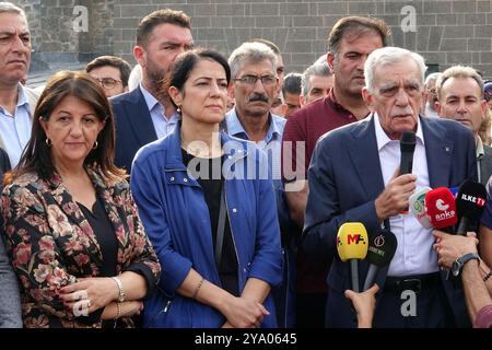 Ahmet Turk (à droite), éminent politicien kurde, co-maire de la municipalité métropolitaine de Mardin, est vu parler pendant la manifestation. Avec elle se trouvent l'ancienne députée kurde Ayla Akat Ata (M) et Pervin Buldan (G), ancien co-président du Parti démocratique du peuple (HDP). Les partis et organisations politiques kurdes ont organisé diverses manifestations à l'occasion de l'anniversaire de la capture d'Abdullah Ocalan, chef de l'organisation kurde armée Parti des travailleurs du Kurdistan (PKK), au Kenya en 1999. La marche et la manifestation à Diyarbakir ont appelé à une solution démocratique au problème kurde en Turquie. Il a été annoncé Banque D'Images