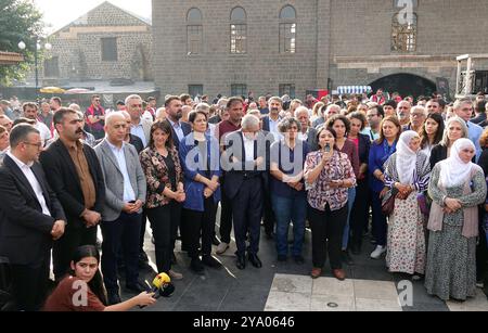 Le coprésident provincial du Parti des régions démocratiques (DBP) de Diyarbakir, Sultan Yaray, est vu parler pendant la manifestation. Les partis et organisations politiques kurdes ont organisé diverses manifestations à l'occasion de l'anniversaire de la capture d'Abdullah Ocalan, chef de l'organisation kurde armée Parti des travailleurs du Kurdistan (PKK), au Kenya en 1999. La marche et la manifestation à Diyarbakir ont appelé à une solution démocratique au problème kurde en Turquie. Il a été annoncé que le rassemblement de la « Grande Marche pour la liberté » devait être organisé à Diyarbakir le 13 octobre par les partis politiques kurdes à cette fin, mais interdit Banque D'Images