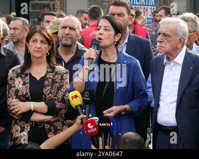 Ayla Akat Ata (M), ancienne députée et éminente femme politique kurde, est vue parler pendant une manifestation. À sa droite, Ahmet Turk (à droite), co-maire de la municipalité métropolitaine de Mardin, et à sa gauche, Pervin Buldan (à gauche), ancien co-président du Parti démocratique populaire (HDP). Les partis et organisations politiques kurdes ont organisé diverses manifestations à l'occasion de l'anniversaire de la capture d'Abdullah Ocalan, chef de l'organisation kurde armée Parti des travailleurs du Kurdistan (PKK), au Kenya en 1999. La marche et la manifestation à Diyarbakir ont appelé à une solution démocratique au problème kurde en Turquie Banque D'Images