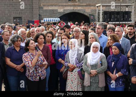 Le coprésident provincial du Parti des régions démocratiques (DBP) de Diyarbakir, Sultan Yaray (L2), est vu parler pendant la manifestation. Les partis et organisations politiques kurdes ont organisé diverses manifestations à l'occasion de l'anniversaire de la capture d'Abdullah Ocalan, chef de l'organisation kurde armée Parti des travailleurs du Kurdistan (PKK), au Kenya en 1999. La marche et la manifestation à Diyarbakir ont appelé à une solution démocratique au problème kurde en Turquie. Il a été annoncé que le rassemblement de la « Grande Marche pour la liberté » devait être organisé à Diyarbakir le 13 octobre par les partis politiques kurdes à cette fin, mais interdit Banque D'Images