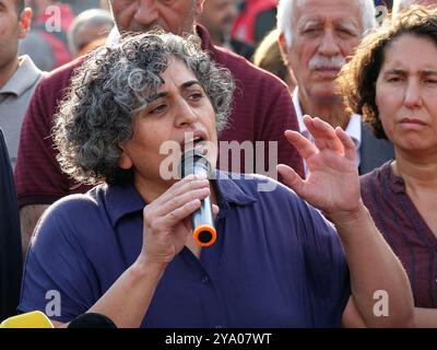 Sebahat Tuncel, ancienne députée et éminente femme politique kurde, est vue parler pendant la manifestation. Les partis et organisations politiques kurdes ont organisé diverses manifestations à l'occasion de l'anniversaire de la capture d'Abdullah Ocalan, chef de l'organisation kurde armée Parti des travailleurs du Kurdistan (PKK), au Kenya en 1999. La marche et la manifestation à Diyarbakir ont appelé à une solution démocratique au problème kurde en Turquie. Il a été annoncé que le rassemblement de la « Grande Marche pour la liberté » devait être organisé à Diyarbakir le 13 octobre par les partis politiques kurdes à cette fin, mais interdit par le Gouvres Banque D'Images