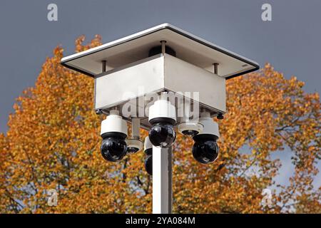 Prävention und Videoüberwachung Videoüberwachung einer mobilen Station der Polizei in einem Hotspot der Stadt Essen nahe der Marktkirche wegen Risiken durch Diebstahl, Gewalttaten und Terror. Essen Nordrhein-Westfalen Deutschland Marktkirche *** prévention et surveillance vidéo surveillance vidéo d'un poste de police mobile dans un hotspot de la ville d'Essen près de Marktkirche en raison des risques de vol, de violence et de terrorisme Essen Rhénanie-du-Nord-Westphalie Allemagne Marktkirche Banque D'Images