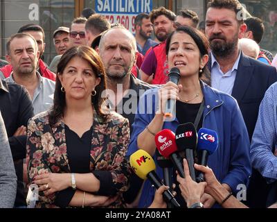 Ayla Akat Ata (R), ancienne députée et éminente femme politique kurde, est vue parler lors d'une manifestation. A ses côtés, Pervin Buldan (à gauche), ancien coprésident du Parti démocratique du peuple (HDP). Les partis et organisations politiques kurdes ont organisé diverses manifestations à l'occasion de l'anniversaire de la capture d'Abdullah Ocalan, chef de l'organisation kurde armée Parti des travailleurs du Kurdistan (PKK), au Kenya en 1999. La marche et la manifestation à Diyarbakir ont appelé à une solution démocratique au problème kurde en Turquie. Il a été annoncé que le rassemblement de la « Grande Marche pour la liberté » devait se tenir à Diyarbakir Banque D'Images