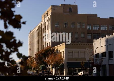 Bakersfield, Californie, États-Unis - 24 novembre 2023 : le soleil de l'après-midi brille sur le noyau urbain historique du centre-ville de Bakersfield. Banque D'Images