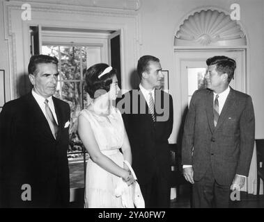 Le président américain John F. Kennedy rencontre avec le prince Juan Carlos d'Espagne (deuxième à partir de la droite) et son épouse, la princesse Sophie de Grèce ; l'ambassadeur d'Espagne, Antonio Garrigues y Díaz-Cañabate, Bureau ovale, Maison Blanche, Washington, D.C. USA, Abbie Rowe, photographies de la Maison Blanche, 30 août 1962 Banque D'Images