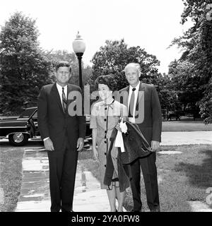 Le président américain John F. Kennedy en visite avec l'aviateur Charles A. Lindbergh et son épouse, Anne Morrow Lindbergh, sur la passerelle entre Oval Office et South Lawn, Maison Blanche, Washington, DC, États-Unis, Robert Knudsen, photographies de la Maison Blanche, 11 mai 1962 Banque D'Images