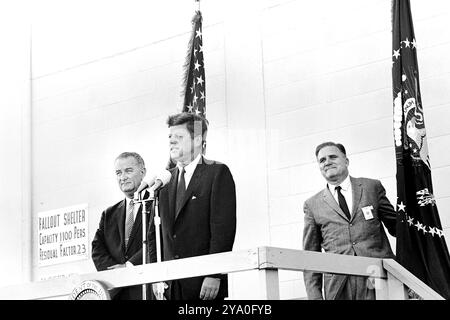 Le président américain John F. Kennedy prononçant un discours après la tournée, avec le vice-président américain Lyndon Johnson (à gauche) et l'administrateur de la NASA Dr James E. Webb (à droite) debout derrière, Cape Canaveral Air Force Station, Cape Canaveral, Floride, États-Unis, Robert Knudsen, photographies de la Maison Blanche, 11 septembre 1962 Banque D'Images