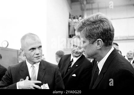 Le président américain John F. Kennedy en visite avec l'astronaute le lieutenant-colonel John H. Glenn, Jr. (à gauche), lors de la visite d'expositions d'engins spatiaux, le vice-président américain Lyndon B. Johnson en arrière-plan, Rich Building, Manned Spacecraft Center, Houston, Texas, USA, Cecil Stoughton, photographies de la Maison Blanche, 12 septembre 1962 Banque D'Images