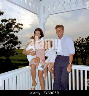 Le président américain John F. Kennedy et la première dame des États-Unis Jacqueline Kennedy avec leurs enfants, Caroline Kennedy et John F. Kennedy, Jr., sur le porche, Hyannis Port, Massachusetts, USA, Cecil Stoughton, photographies de la Maison Blanche, 4 août 1962 Banque D'Images