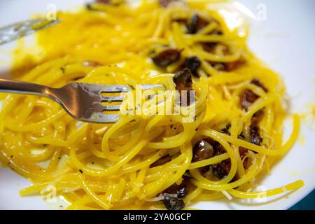 Spaghetti carbonara traditionnel avec bacon guanciale Banque D'Images