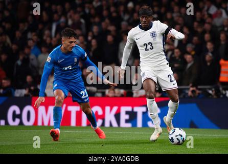 Londres, Royaume-Uni. 10 octobre 2024. Noni Madueke d'Angleterre et Dimitris Giannoulis de Grèce en action. Angleterre v Grèce, match du groupe F de l'UEFA Nations League au stade de Wembley à Londres le jeudi 10 octobre 2024. Usage éditorial exclusif. photo par Sandra Mailer/Andrew Orchard photographie sportive/Alamy Live News crédit : Andrew Orchard photographie sportive/Alamy Live News Banque D'Images