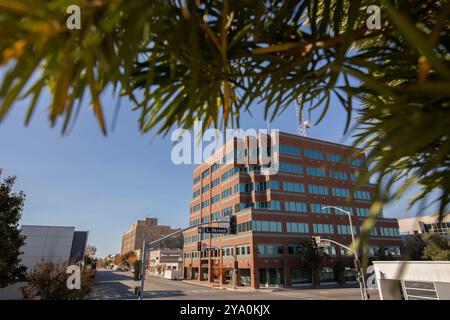 Bakersfield, Californie, États-Unis - 24 novembre 2023 : le soleil de l'après-midi brille sur le noyau urbain historique du centre-ville de Bakersfield. Banque D'Images