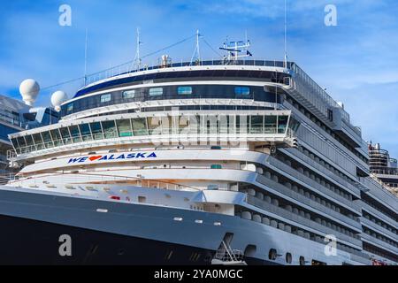 Sitka, Alaska, États-Unis - 24 septembre 2024 : nous aimons Alaska signe sur le navire de croisière Nieuw Amsterdam par Holland America Line amarré à Sitka, Alaska. Banque D'Images